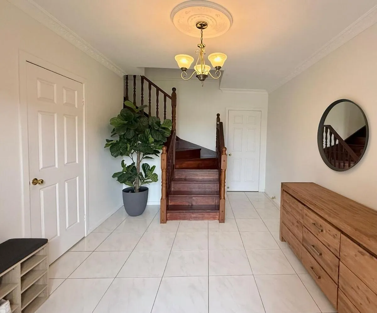 Mountain Views, Spa Bath, Pet Friendly, Near Zoo! Glass House Mountains Apartment