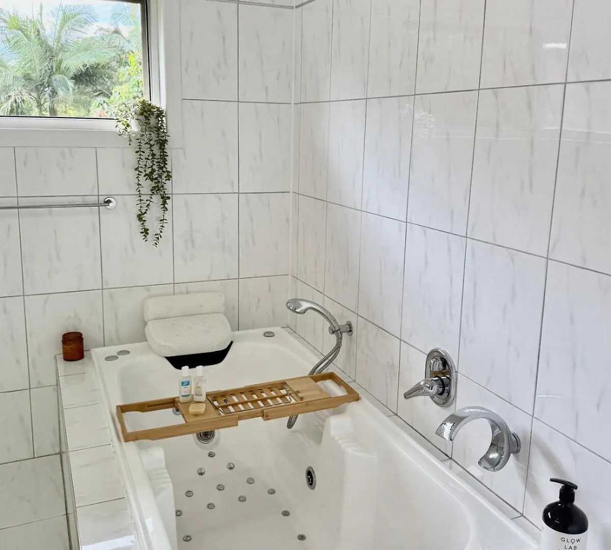 Apartment Mountain Views, Spa Bath, Pet Friendly, Near Zoo! Glass House Mountains